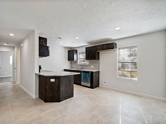 4th image of 1105 Alamo Ave