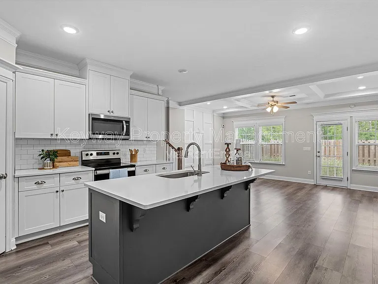 1043 Linsmore Ave — Photo 6