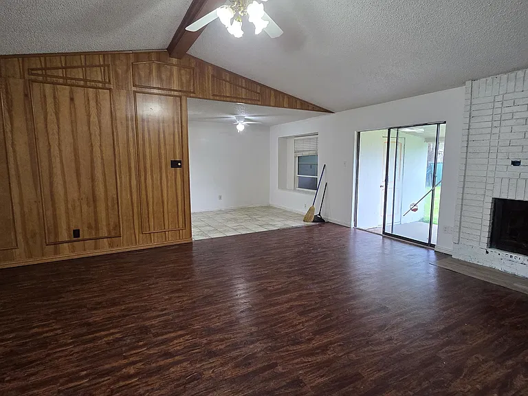 301 Colony Dr — Photo 5