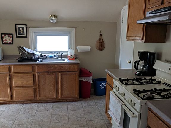 4th image of 140 Rossiter Rd #Up