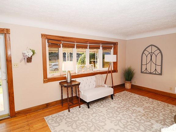 4th image of 519 Douglas Dr