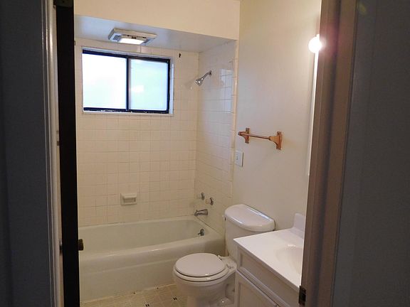 3rd image of 517 1/2 W Altorfer Ln