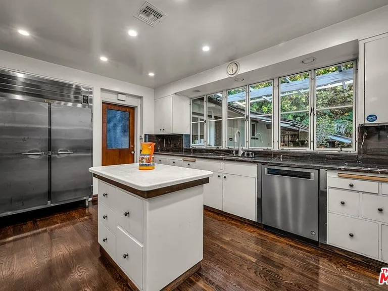 829 N Whittier Dr — Photo 22