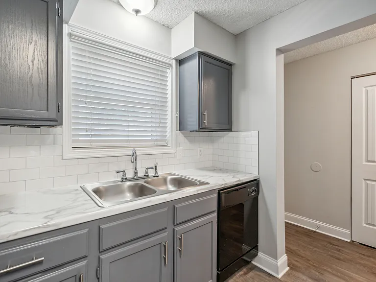 Piccadilly Apartments — Photo 53