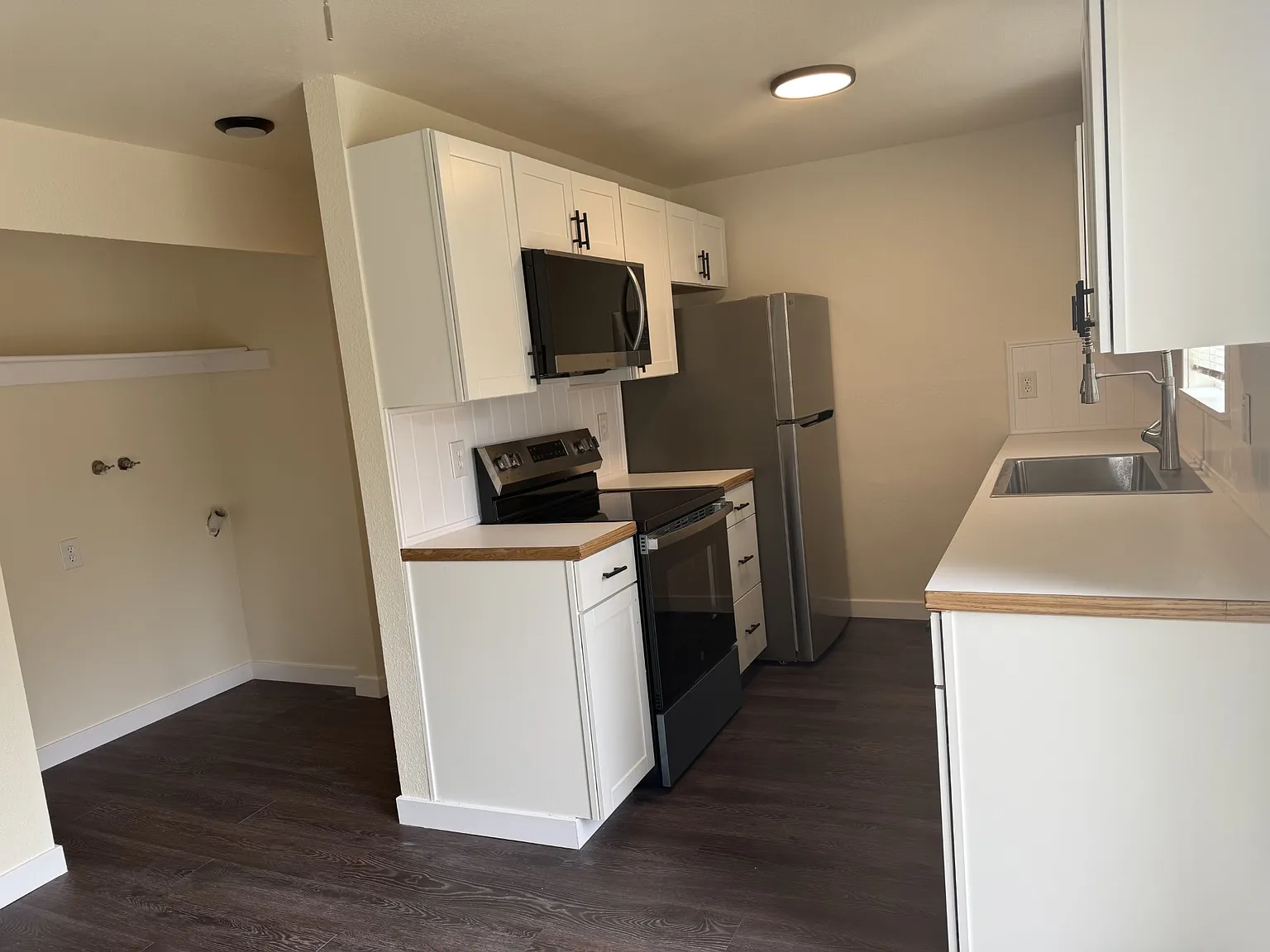 2 bed, 1.5 bath, 900 sqft, $1,595 — Photo 2