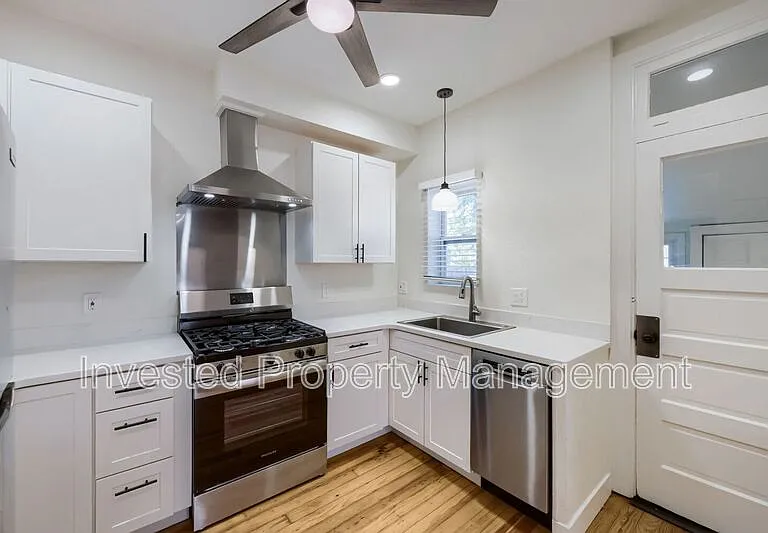 3007 N Hooker St — Photo 8