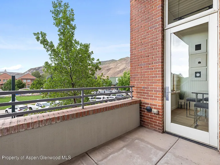 231 Robinson St #218 — Photo 8