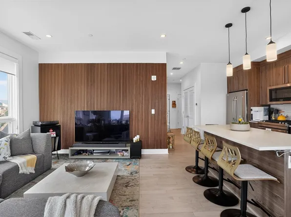 232 Old Colony Ave #405, Boston, MA 02127