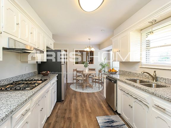 4th image of 11613 N Ross Ave