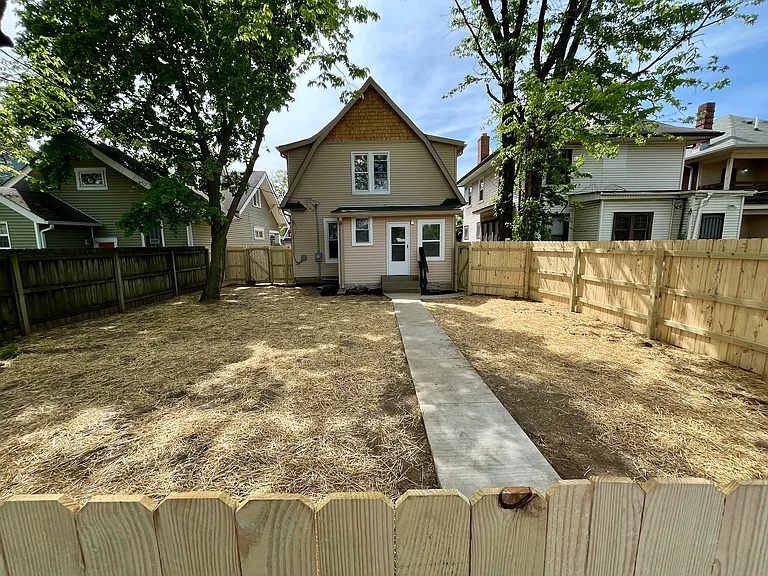 3175 N Kenwood Ave — Photo 35