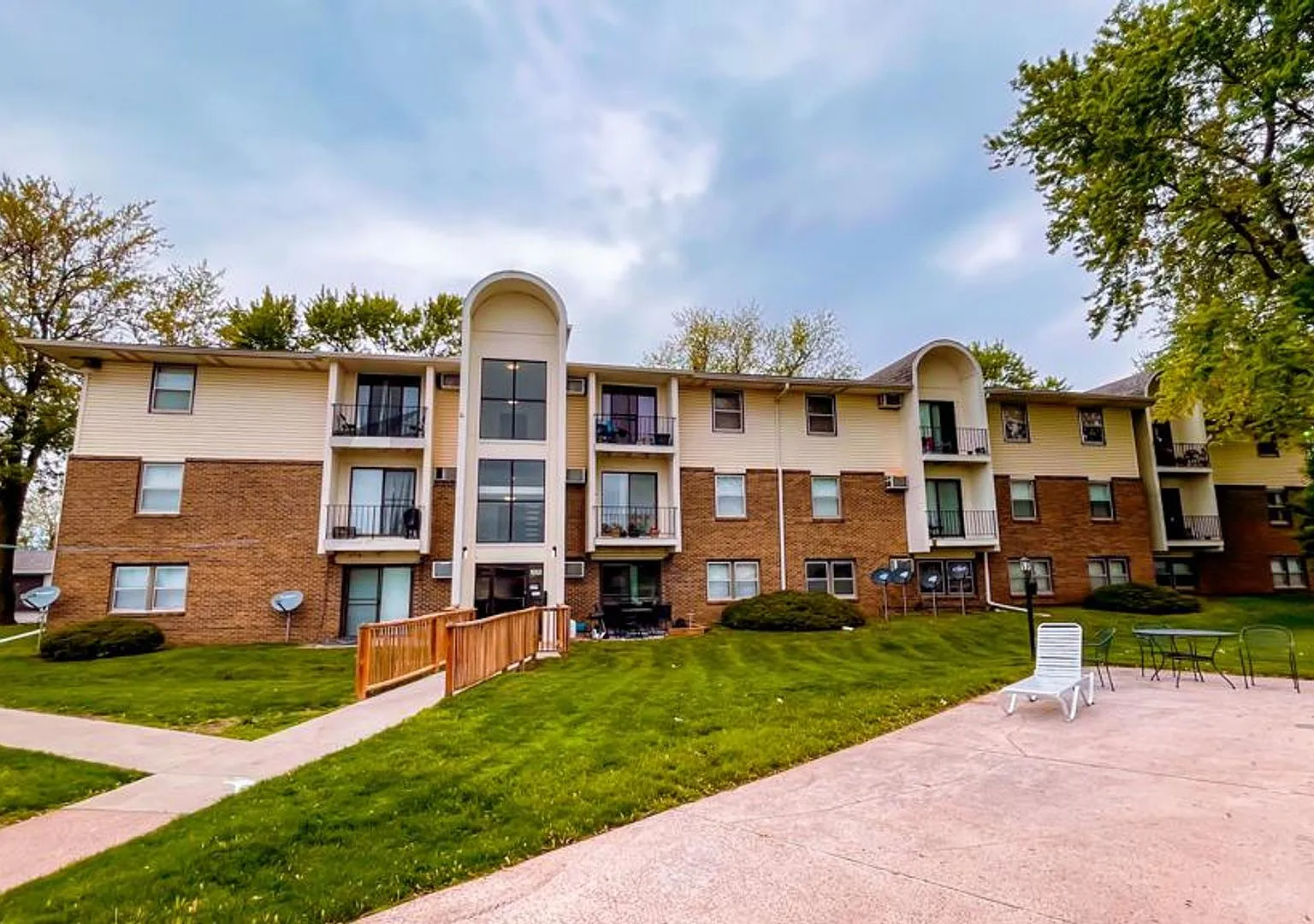 Belmont Park Apartments — Photo 1