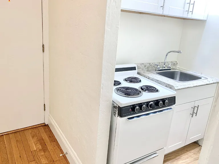 186 Waterman St — Photo 12