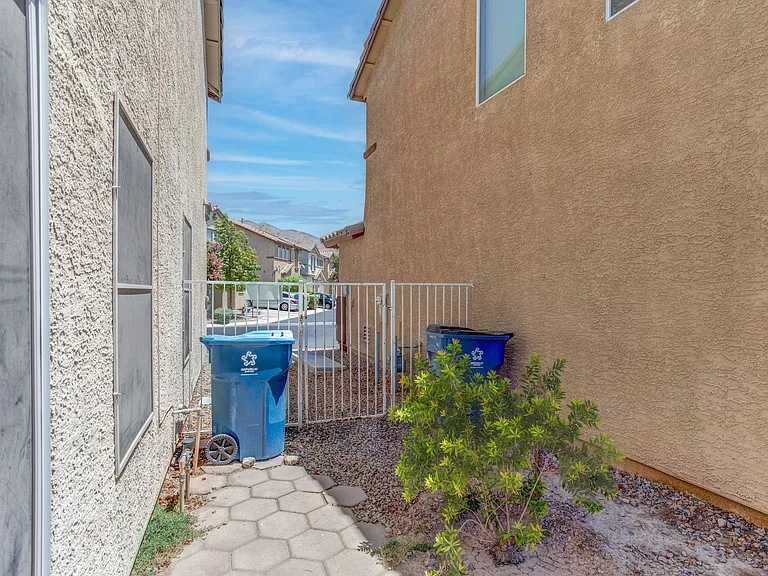 1195 Sweet Orange St — Photo 33