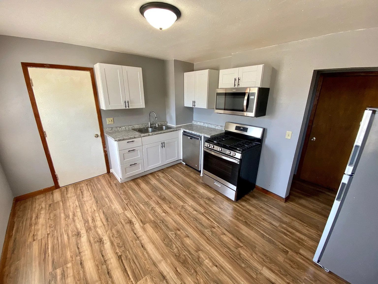 4 bed, $1,500 — Photo 2