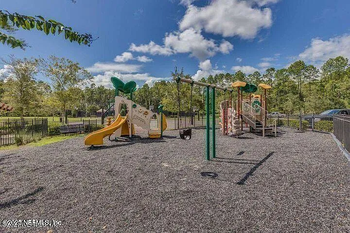 526 Richmond Dr — Photo 18