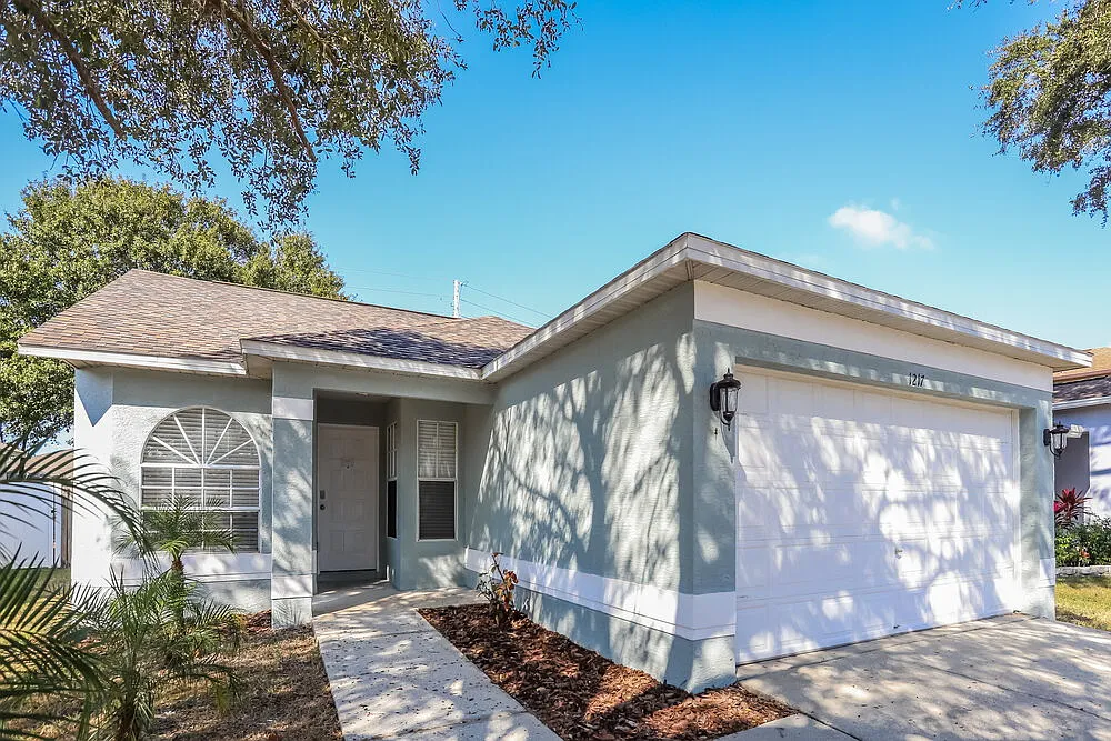 3 bed, 2.0 bath, 1363 sqft, $2,340 — Photo 1