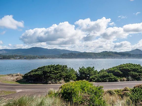 4th image of 355 Salishan Dr