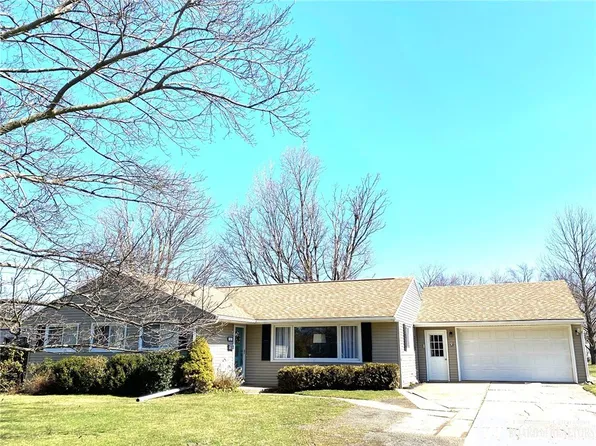 8 Hillcrest Dr, Fredonia, NY 14063