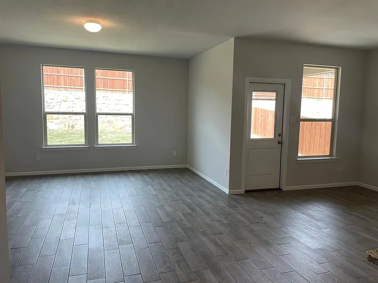 953 Braymer Ln — Photo 2