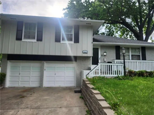 8844 Summit St, Kansas City, MO 64114