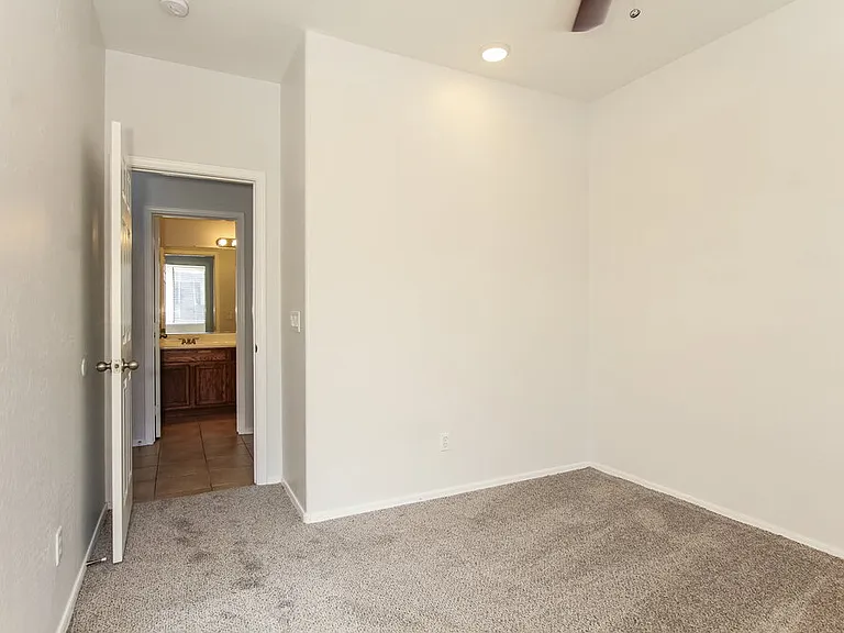 15248 W Port Royale Ln — Photo 9