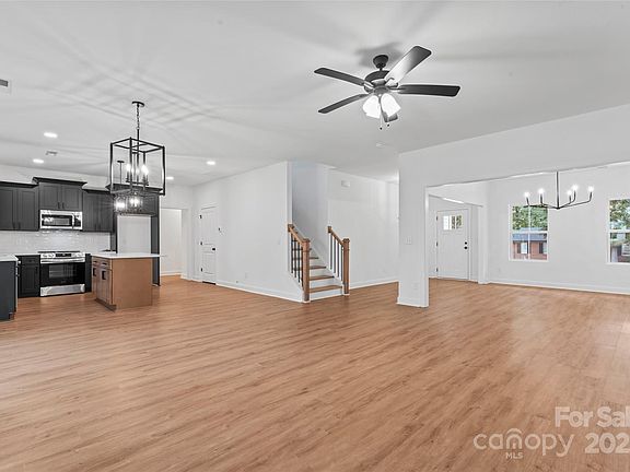 5th image of 329 Henderson Cir