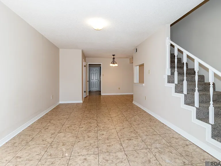 827 E Boyd Dr #C — Photo 2