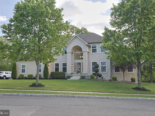 1 Longfellow Ln, Hainesport, NJ 08036