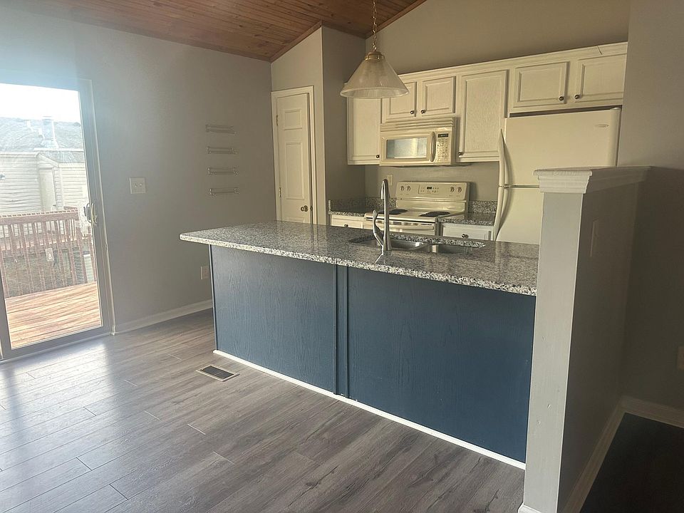 2nd image of 3580 Lochdale Ter