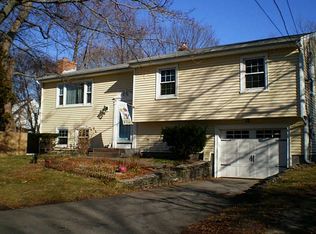 6 Vineyard Ln, Barrington, RI 02806