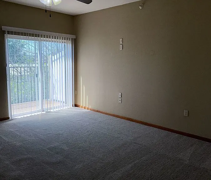 918 NE Deer Creek Dr — Photo 2
