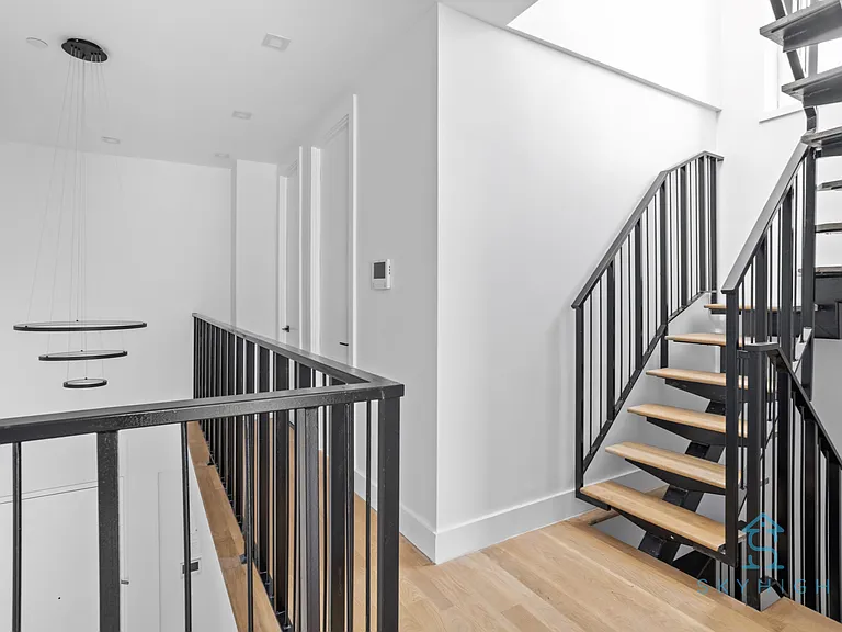 11 Lewis Ave #PENTHOUSE — Photo 1