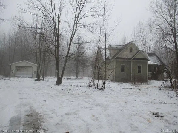 11294 Rose Rd, Emmett, MI 48022