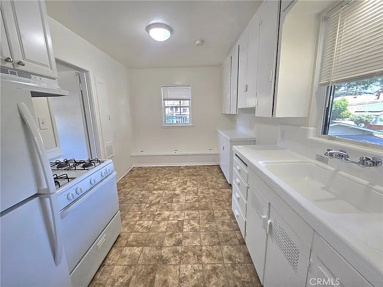 305 E H St — Photo 5