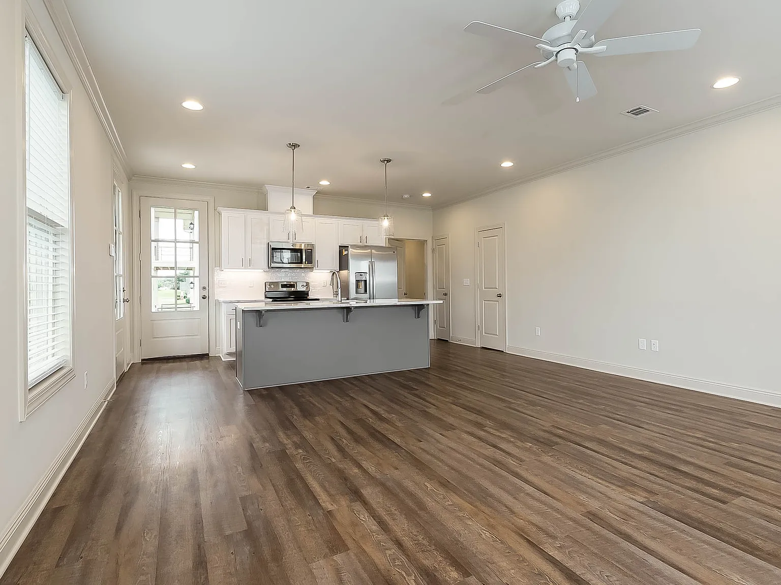 3 bed, 3.5 bath, 1661 sqft, $2,400 — Photo 3