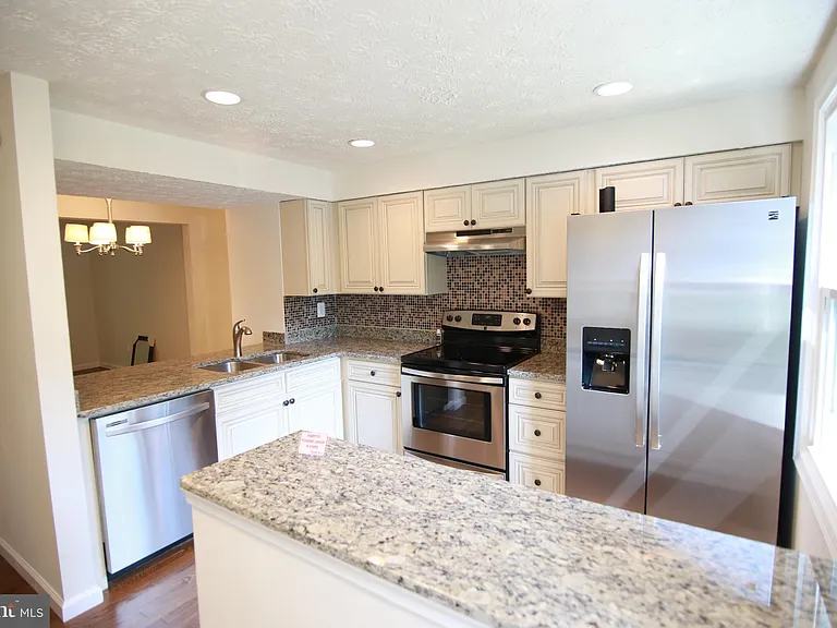 8070 Grandview Ct — Photo 3