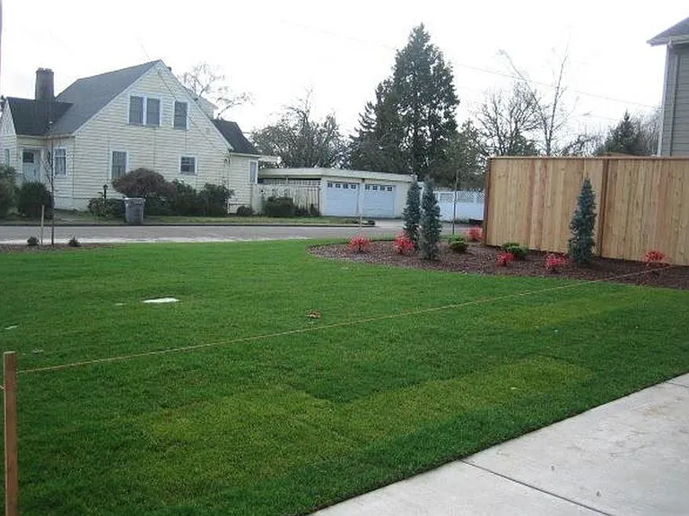 1587 SW Hayter St — Photo 3