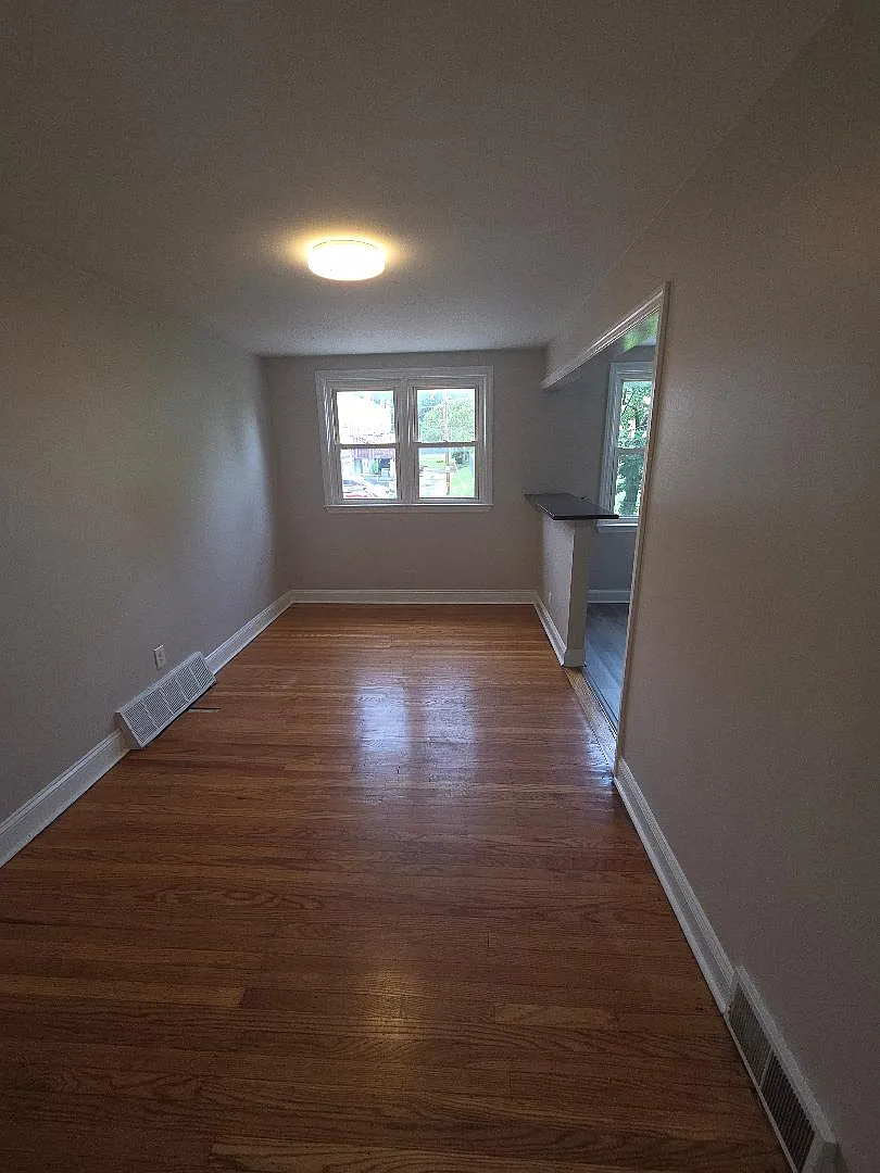 3 bed, 1200 sqft, $2,100 — Photo 3