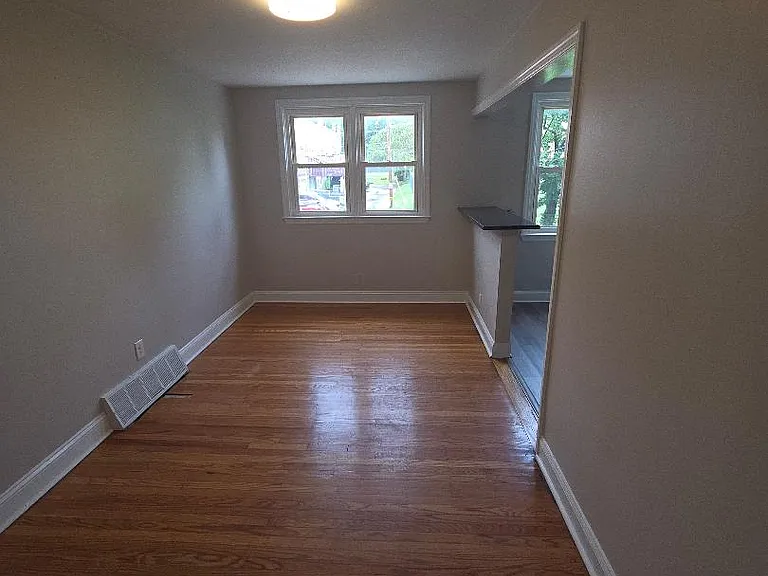 83 Chester Ave — Photo 3
