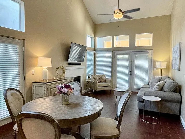 1147 E Amberwood Dr — Photo 1
