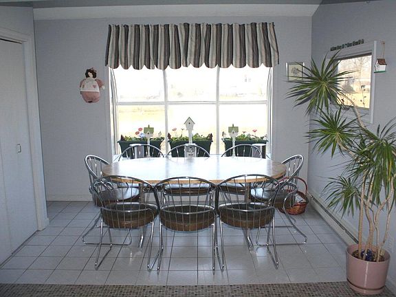 SEPARATE DINING AREA