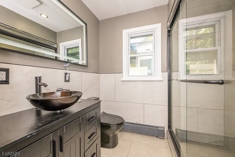 3 bed, 1.0 bath, $3,000 — Photo 3