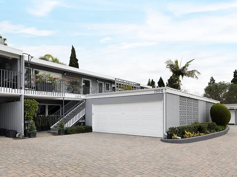 1504 Westcliff Dr #5 — Photo 2