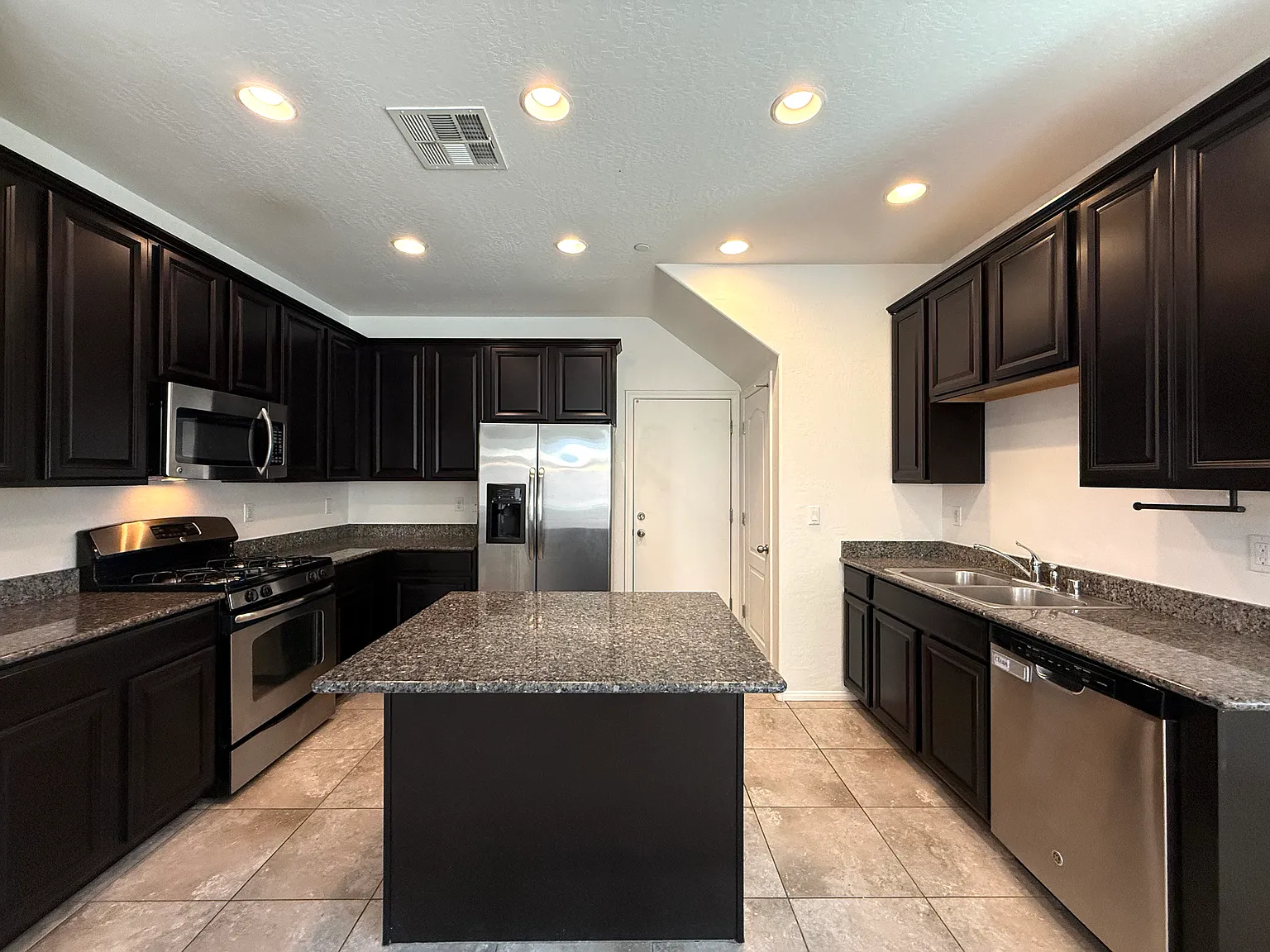 4 bed, 2.5 bath, 1806 sqft, $2,050 — Photo 3