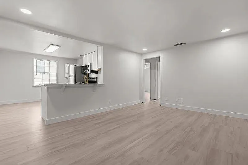 2 bed, 1.0 bath, 810 sqft, $1,095 — Photo 2
