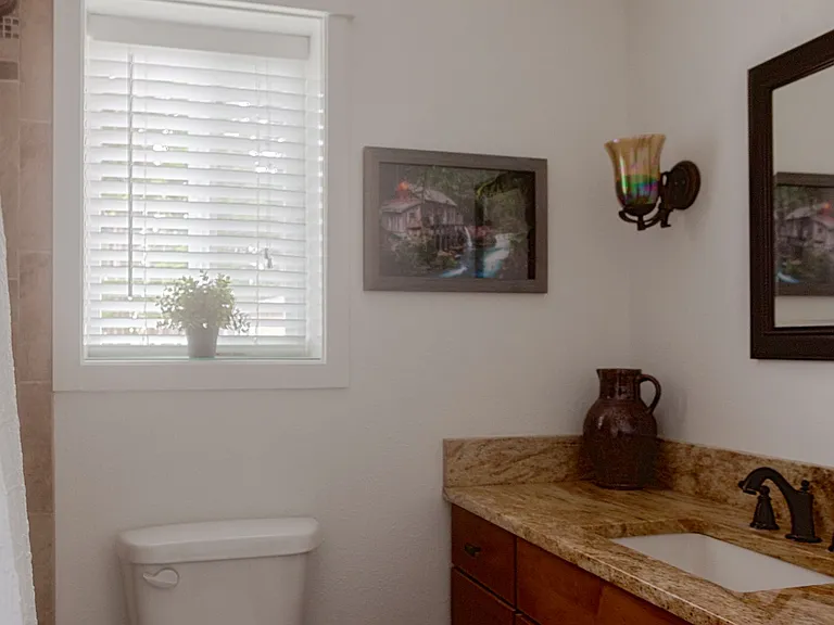 1205 NW Crosby Ave — Photo 13