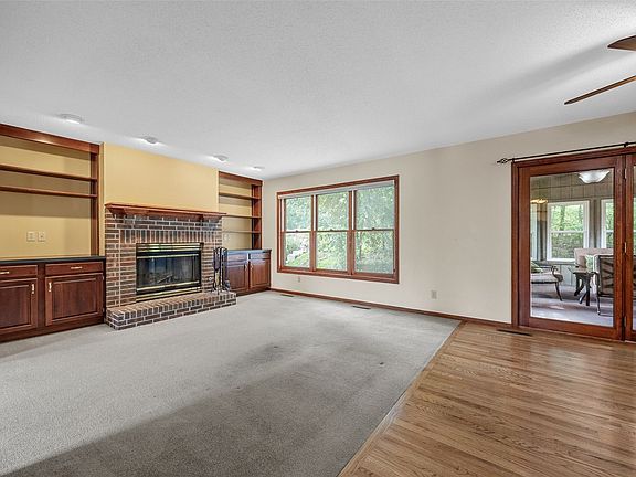 3rd image of 3333 Riverside Dr NE
