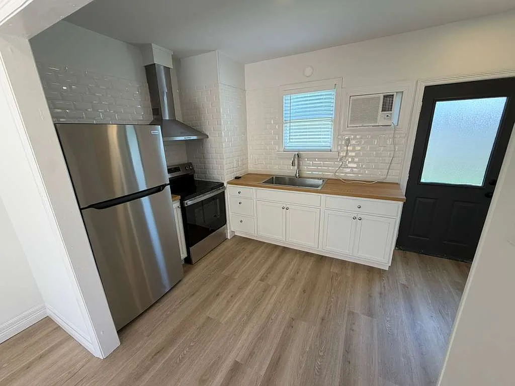 Kitchen - 1109 Walton St #A