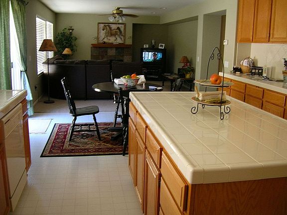 kitchen/dine and family