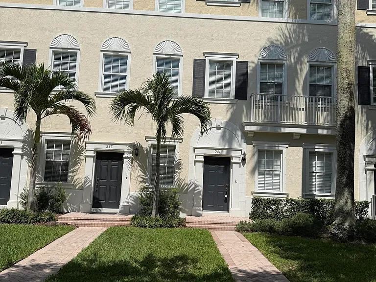 241 E Thatch Palm Cir — Photo 2